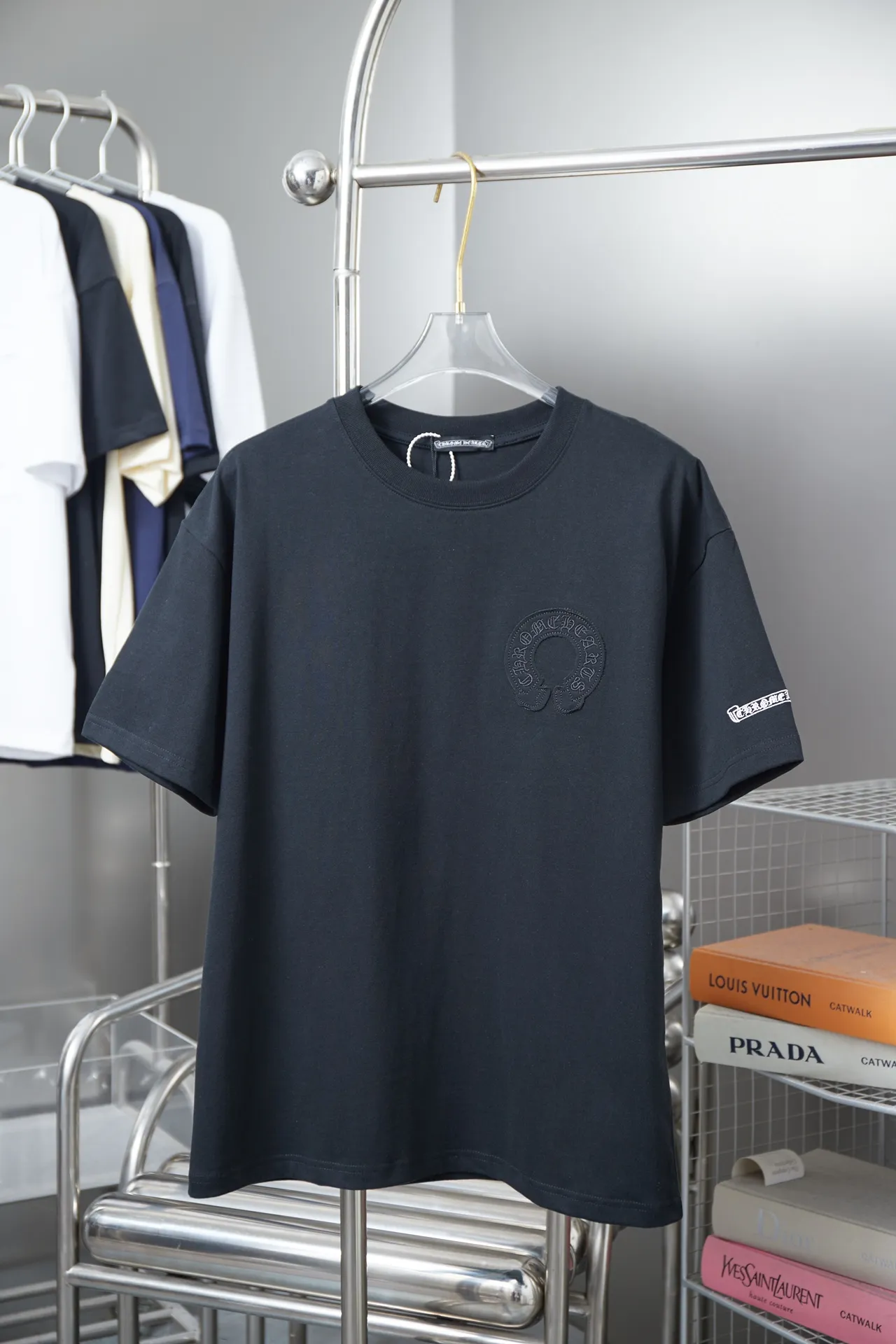 🅿️220 Ch*ome Hearte 25SS early spring new style, appliqué embroidered heart cross short sleeves, light luxury, essential item for daily commuting for men and women, correct version, welcome to compare, detailed features · 320g 100% pure cotton double yarn jersey fabric · Custom dyed in the same vat, special thickened 32 pieces double-strand 1X1 thread · Imported Tajima machine embroidery tatami embroidery ➕This cloth patch embroidery · Hand-stitched Croxin hardware accessories · Hand-made fraying of collar, cuffs and hem · Double-needle stitching across seams · Original main mark, washed tag, branded moisture-proof paper packaging Color: Black/White/Pink Size: S/M/L/XL
